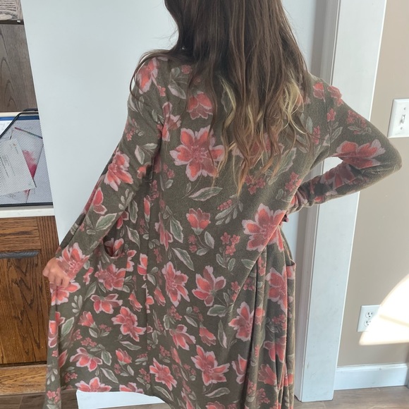 LuLaRoe Sarah Cardigan, Pretty Floral Design, Soft & Flowy, With Pockets - Picture 1 of 5